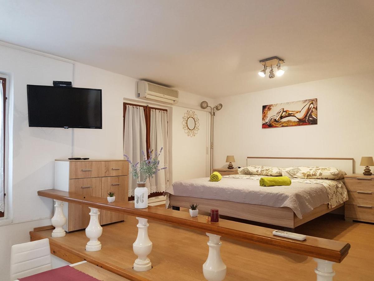 Apartmani Ira-20M From The Sea Езера Экстерьер фото